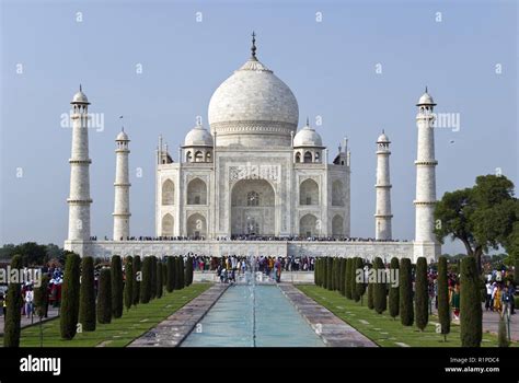  El Taj Mahal: Una Historia de Amor Eternizada en Mármol Blanco y Geometría Divina!