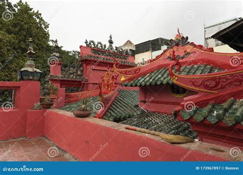  La Pagoda del Río Rojo: Una visión celestial en la cerámica vietnamita